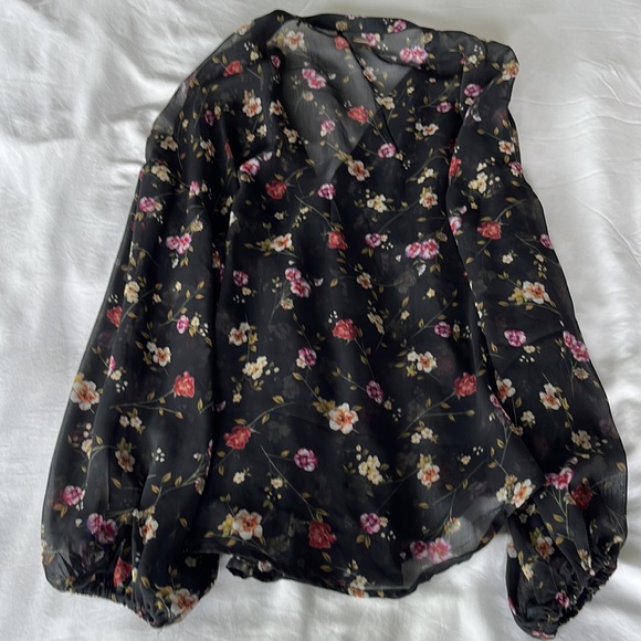 Guess M sheer black /floral blouse - Picture 4 of 4